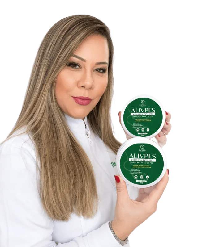 Dra. Mari Rabello segurando dois potes de ALIVPES